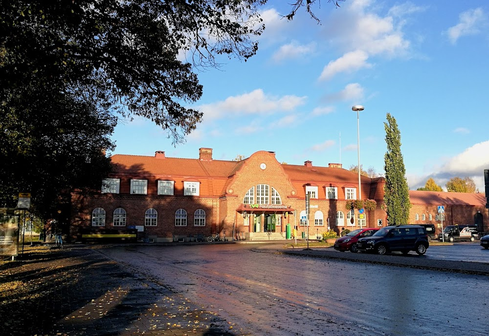 Suomisen Ollin tempaus : Hämeenlinna railway station