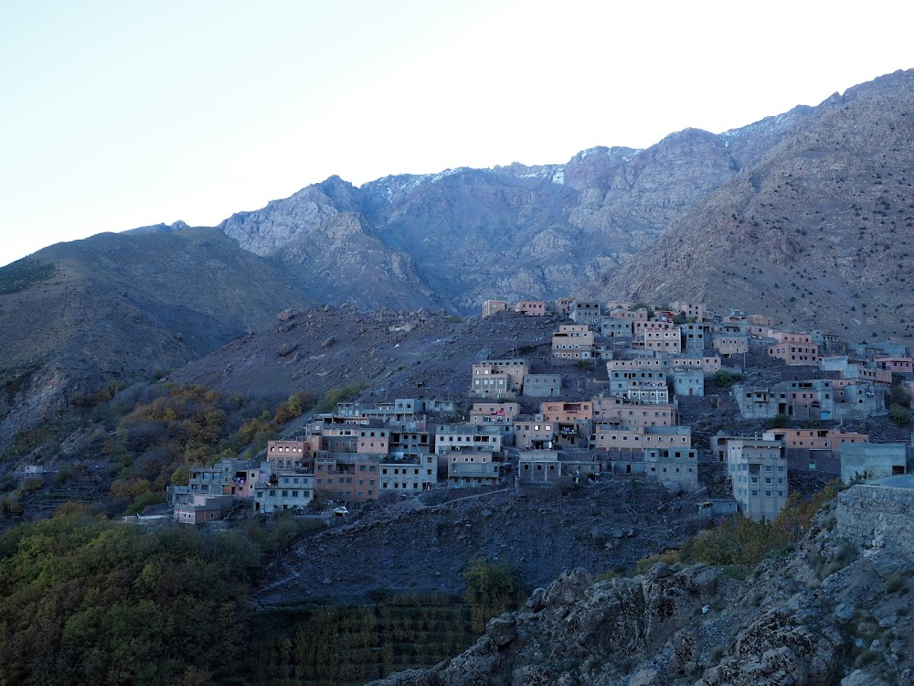 Sur le chemin de l'école : town where Zahira and friends hitch-hike on the way to school