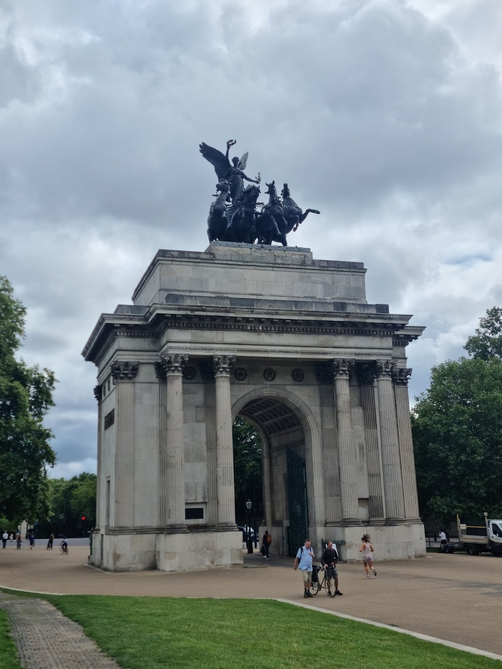 The Saint in London : The Saint drives past the Wellington Equestrian statue