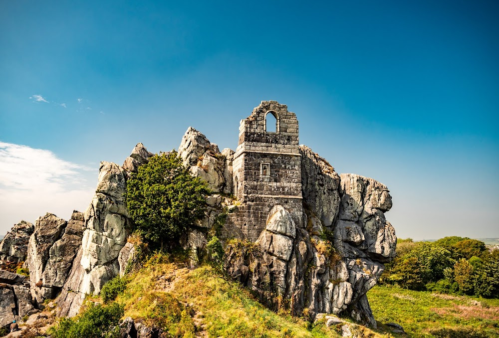 Sword of the Valiant: The Legend of Sir Gawain and the Green Knight : hermit's chapel