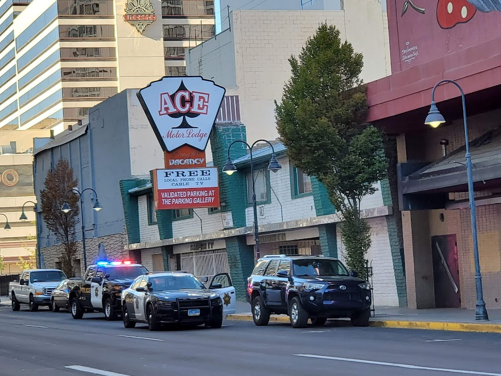 Sydney : Car seen driving out of Motel under clearance sign