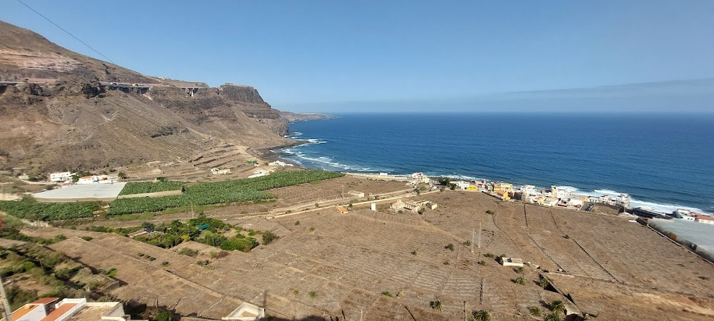 Taal is zeg maar echt mijn ding : after arrival on the island, Anne drives underneath the twinned overpass through this valley area