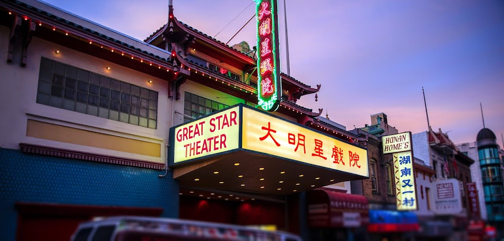 Tang ren jie xiao zi : Tan Tung crosses Jackson street