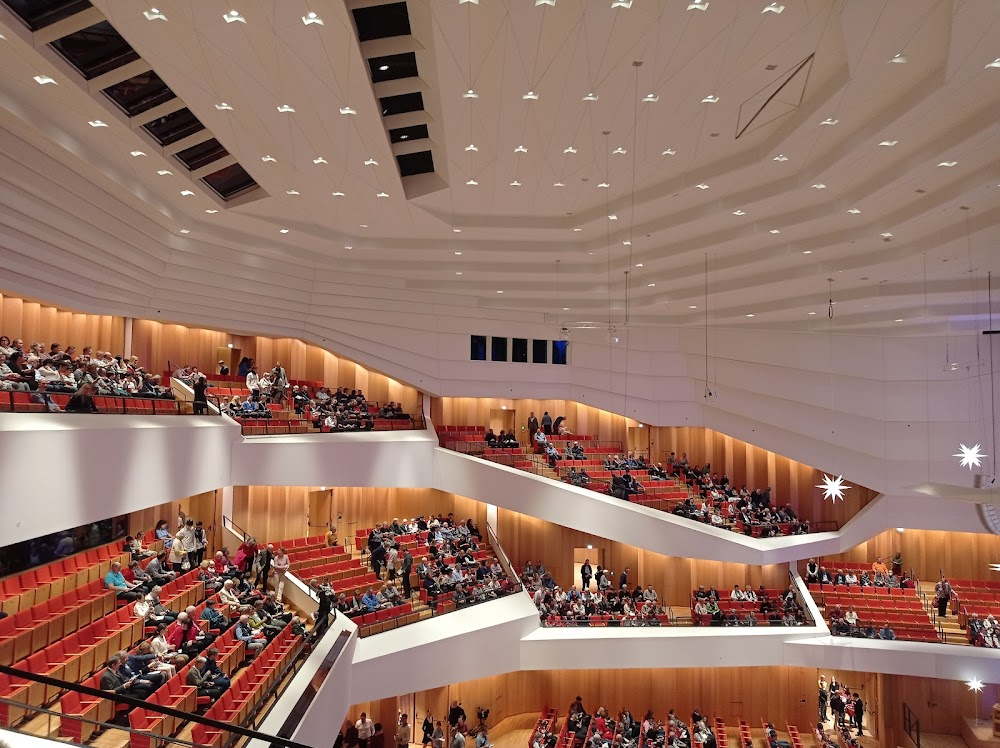 Tár : concert footage, as Dresden Palace of Culture