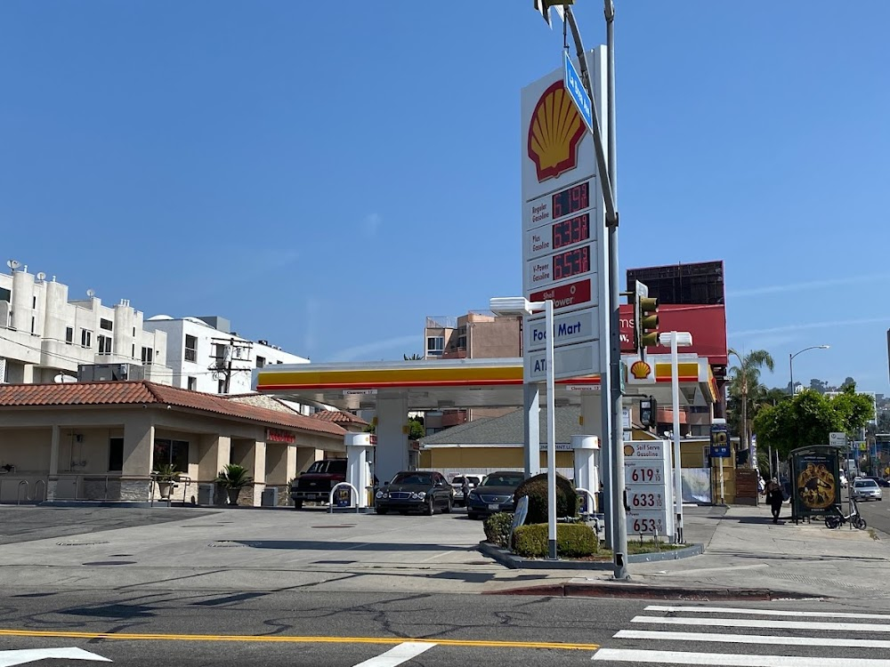 Teenagers from Outer Space : gas station