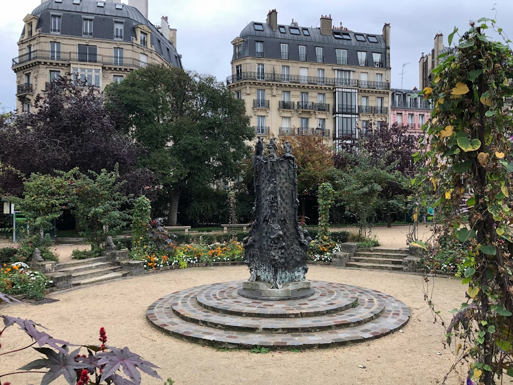 Une heure avec Alice : Alice and Paul continue to exchange views sitting on a bench