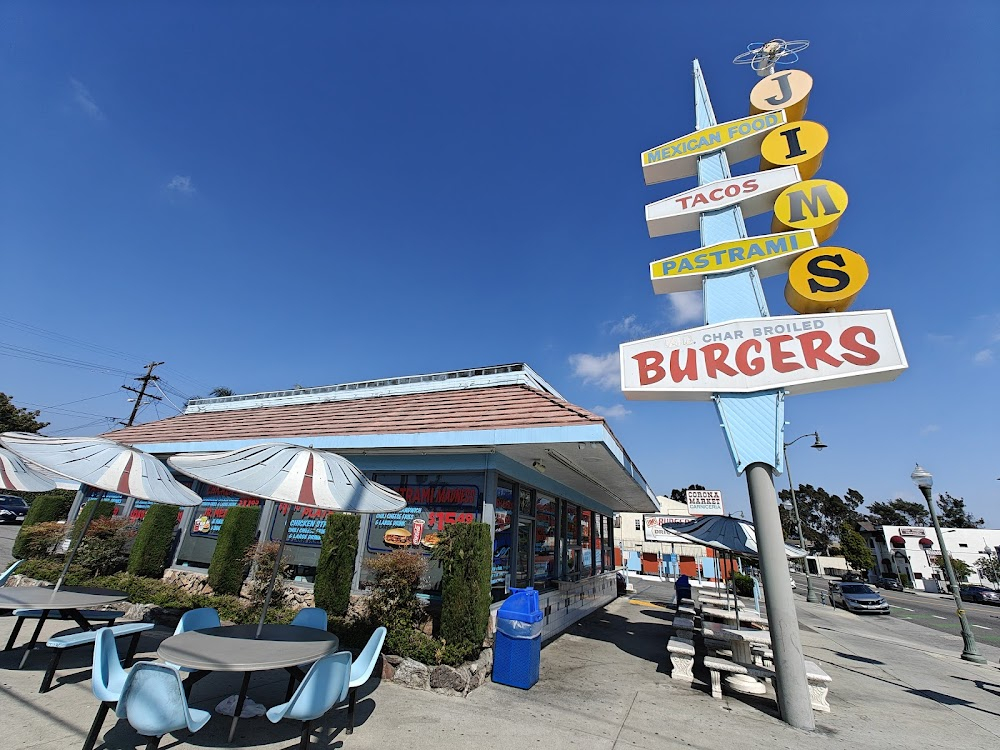 Paper Bullets : Lunch at outdoor burger restaurant.