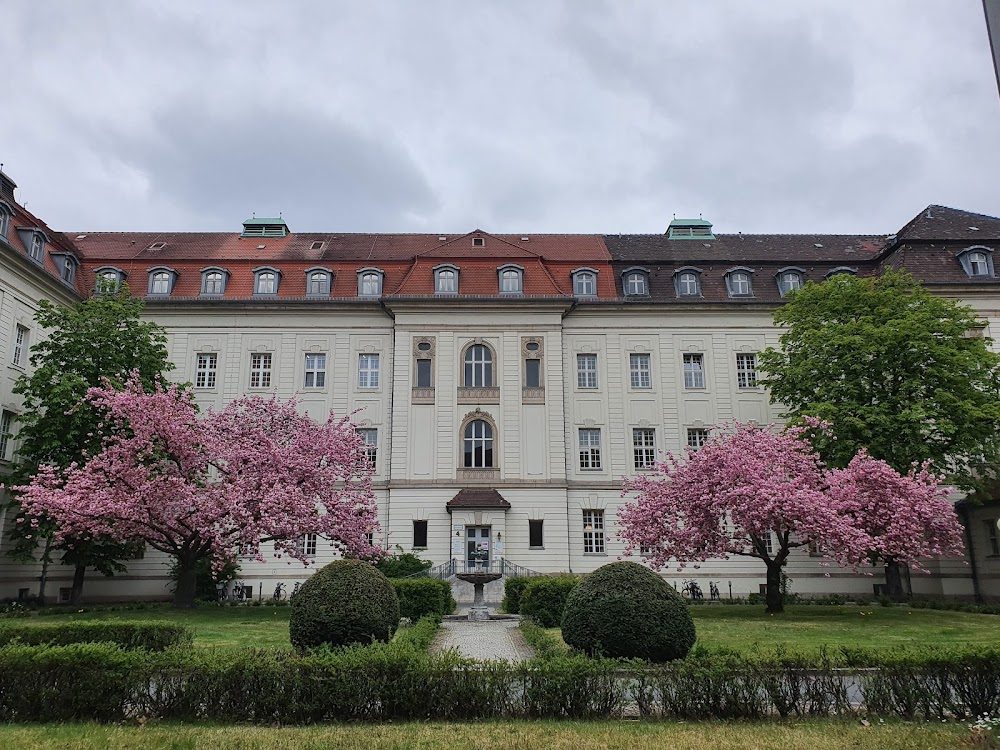 Tessa - Leben für die Liebe : exteriors: Markland Clinic