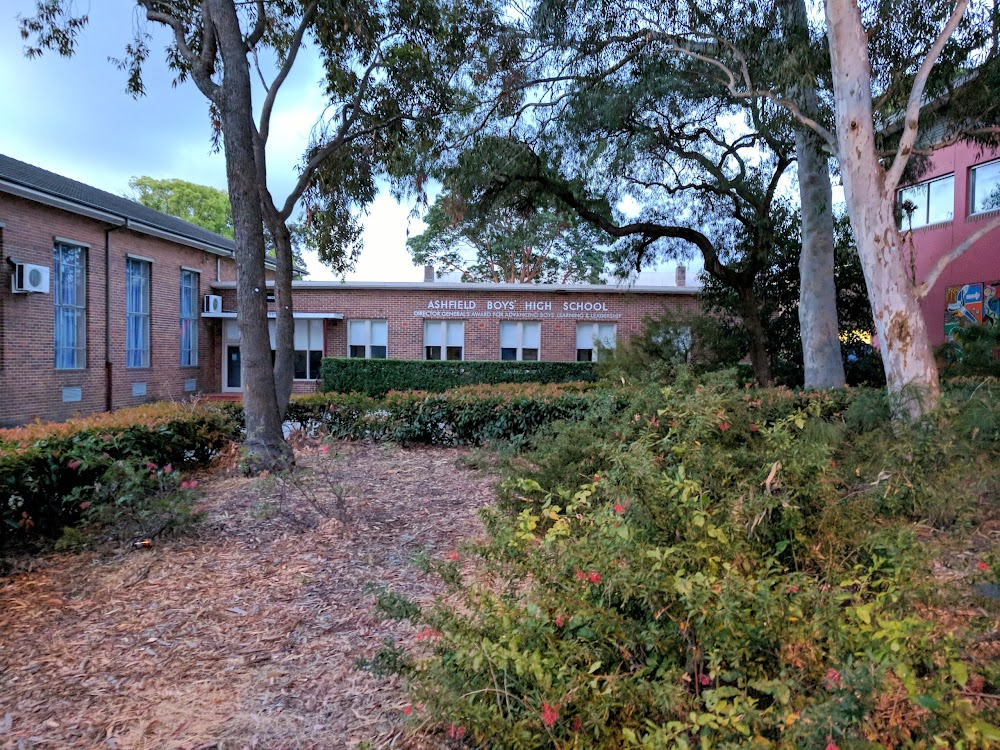 The Abominable Dr. Phibes : Dr. Longstreet's house