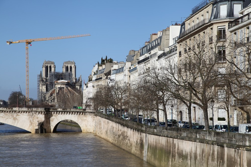 Paradis perdu : exteriors: Princess Vorochine and Pierre Leblanc's apartments at 20 Quai d'Orléans, supposedly 28 Quai de Bethune