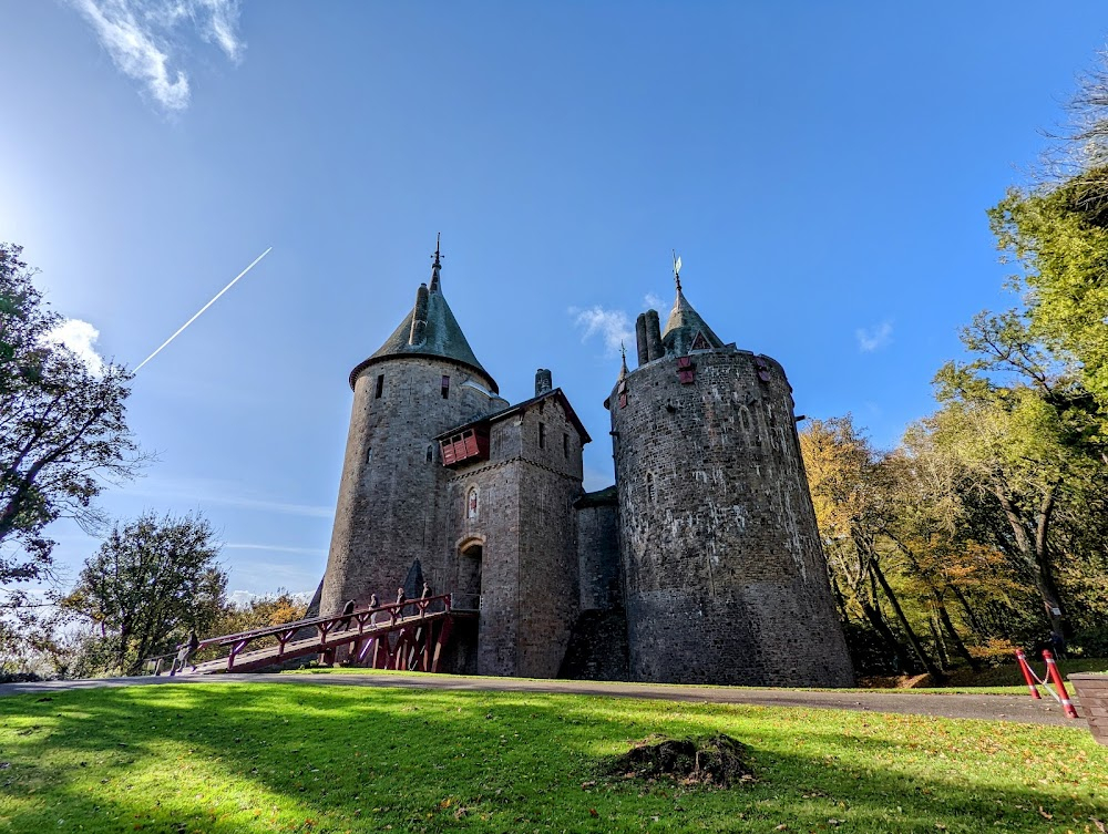 She Fell Among Thieves : The French chateau seen throughout