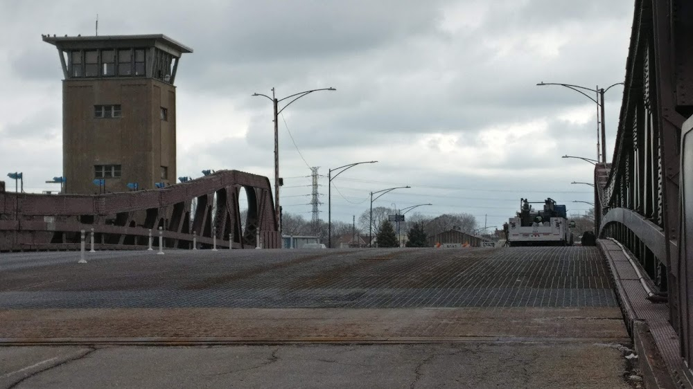 The Blues Brothers : Bluesmobile car jumps over bridge