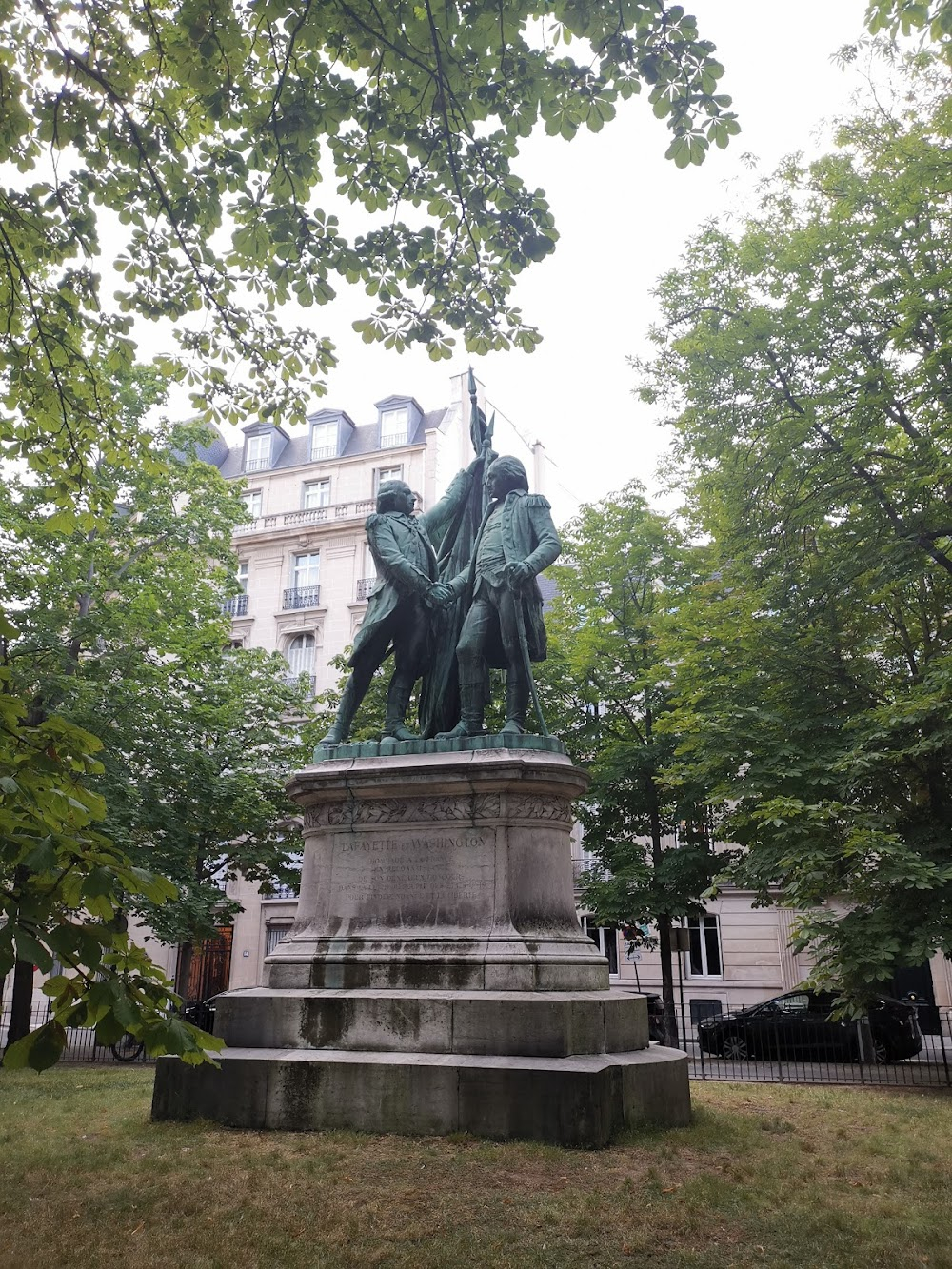 Qui êtes-vous, Polly Maggoo ? : inauguration of war memorial