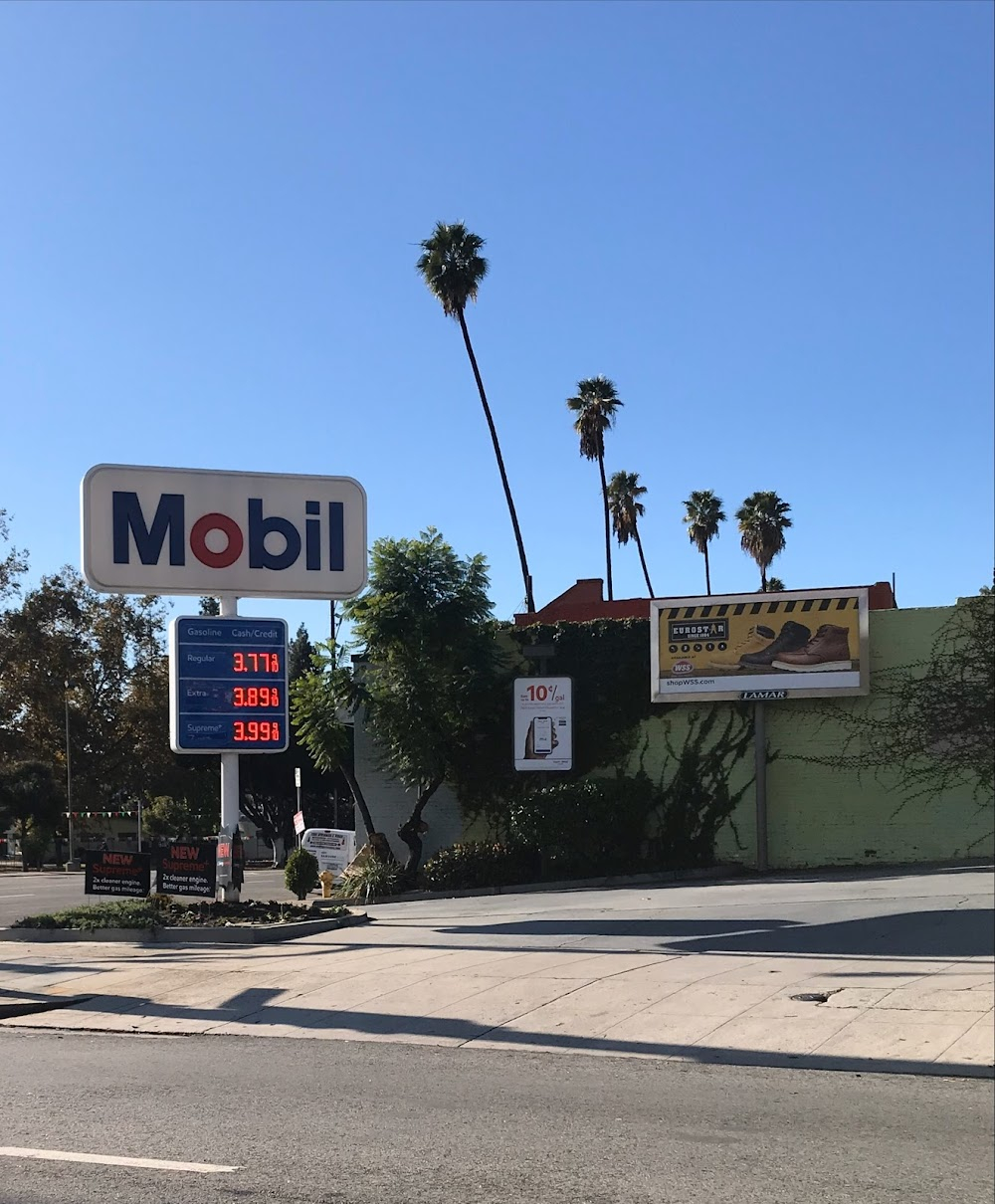 The Clapper : gas station where much of the story takes place