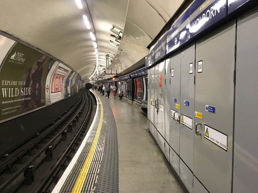 Piccadilly Third Stop : Belgravia underground station platform