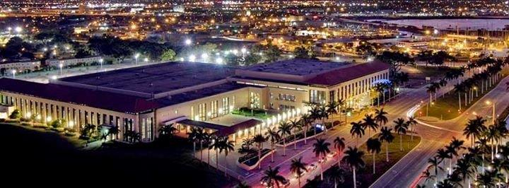 The Comedian : Convention Center where Jackie Burke [Robert De Niro] makes an appearance for autograph signings and meet-and-greet.