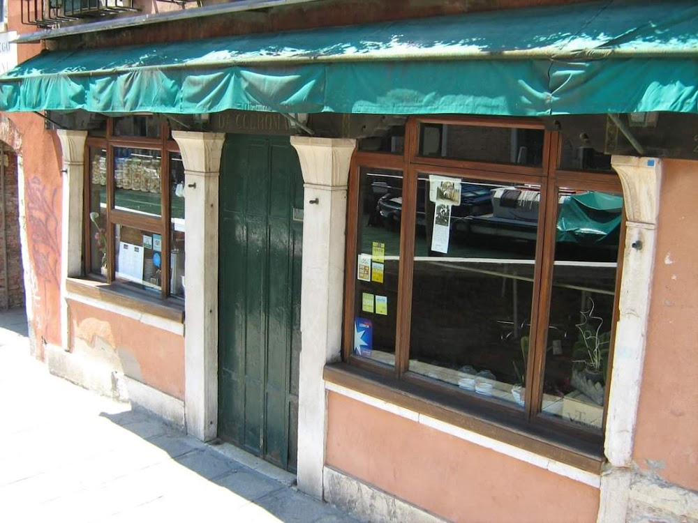 The Comfort of Strangers : Exterior of Robert's bar. Walken and Everett enter through the front door after exiting the Calle dei Guardiani on to Fondamenta Briat.