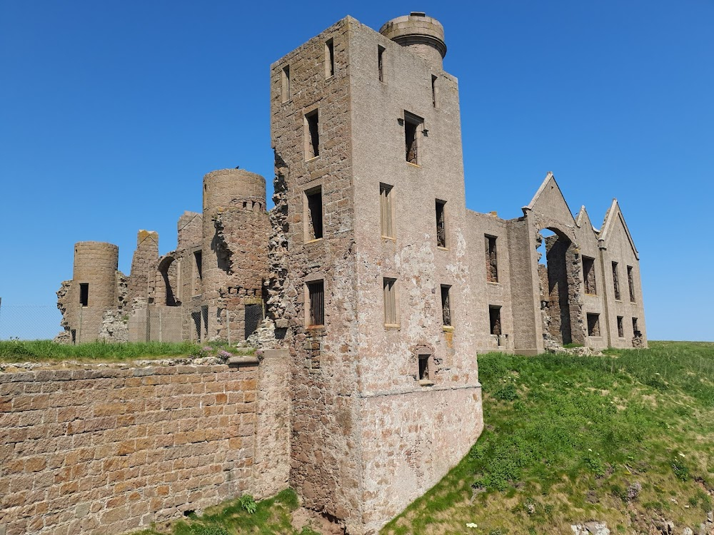 The Crown : ruins exteriors - Series 1