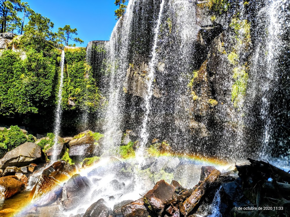 The Dead Don't Hurt : Waterfall scenes