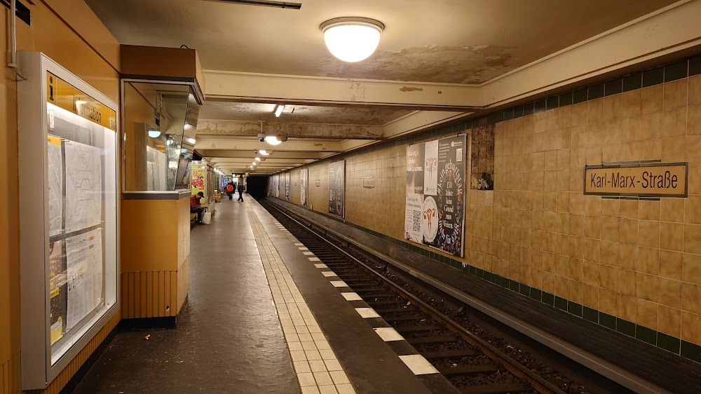 The Devil of Kreuzberg : Jakob and Kurt coming out of the metro