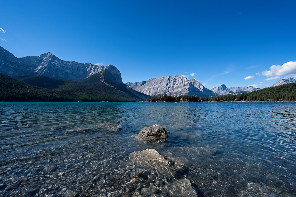 The Edge : climactic rescue sequence on lake peninsula