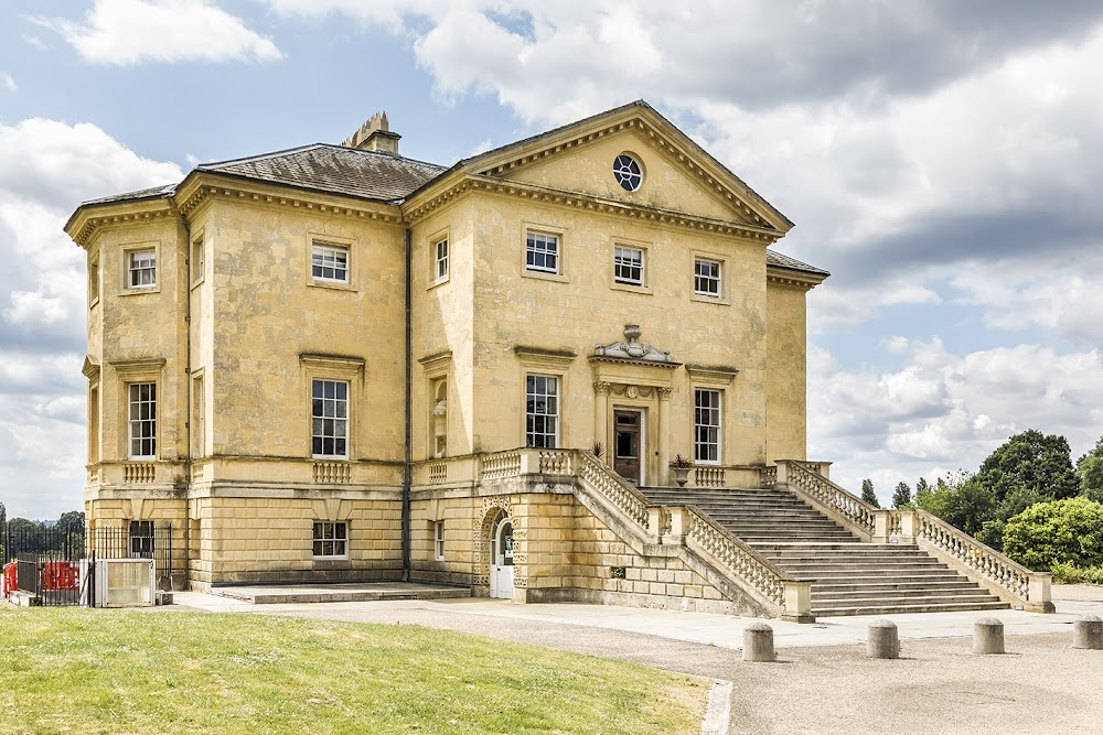 The Favourite : Mud bath/Spa room and servants' quarters