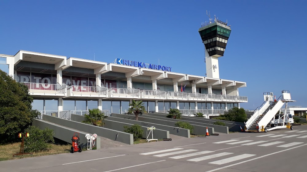 The Fever : Airport interior, exterior