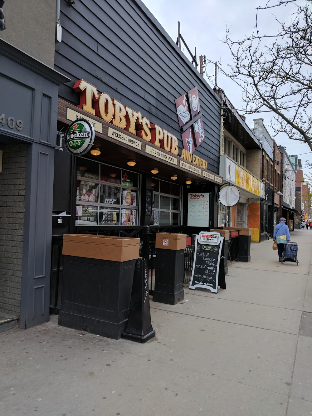 A History of Violence : dive bar Tom visits in Philadelphia