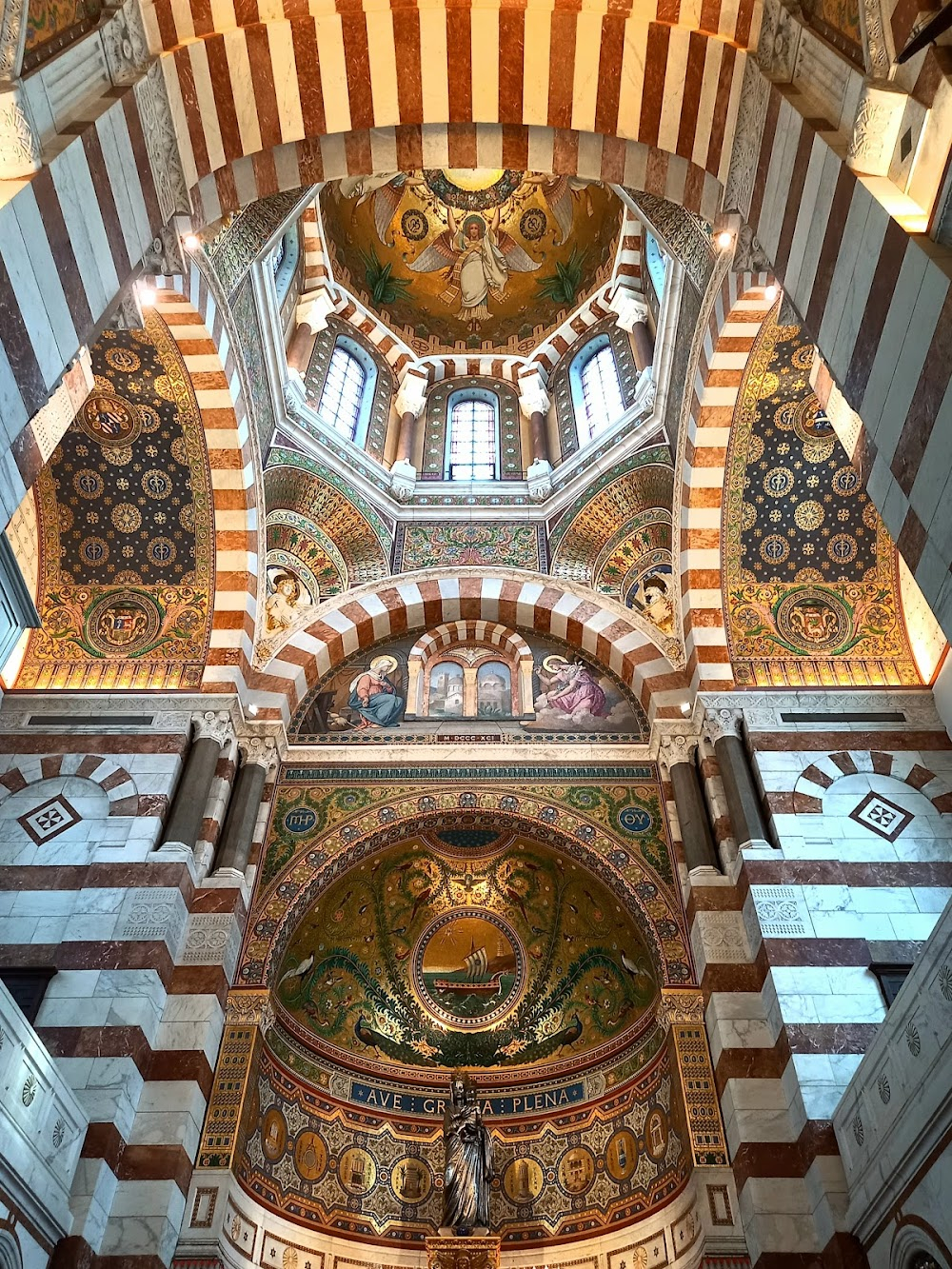 Pour le Mistral : church on the mountain in Marseille