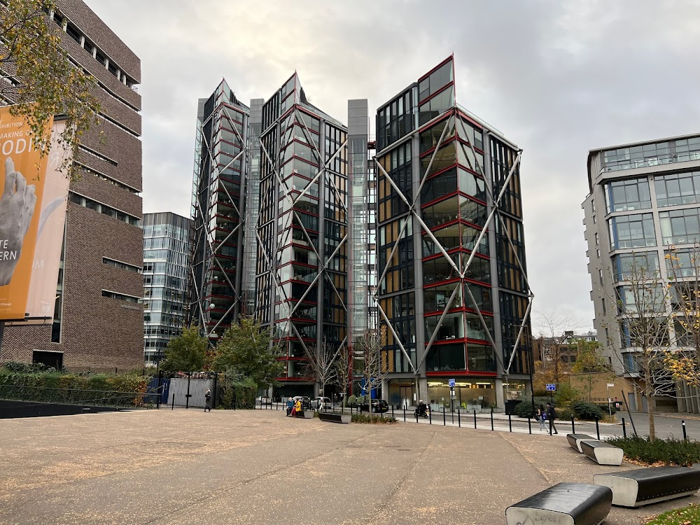 The Gentlemen : Iconic residential buildings, appearing as Miramax Studios when Hugh Grant wants to sell his script