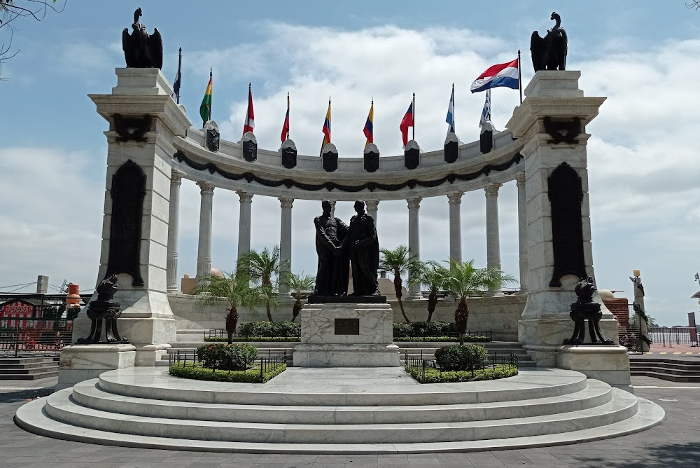 The Golden Equator : statue of Simón Bolívar and José de San Martín