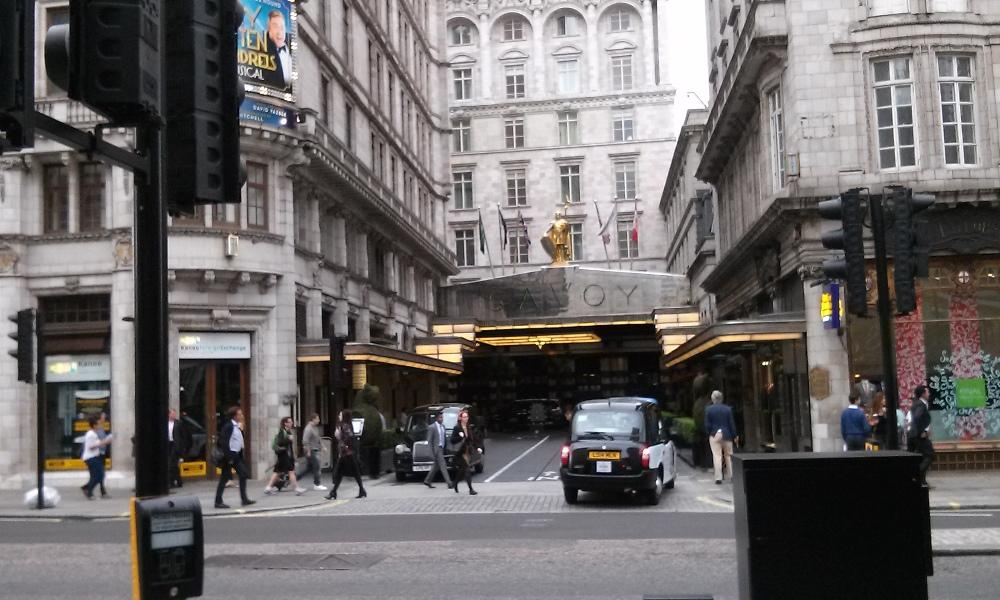 The Green Helmet : Greg arrives by car at the Savoy Hotel