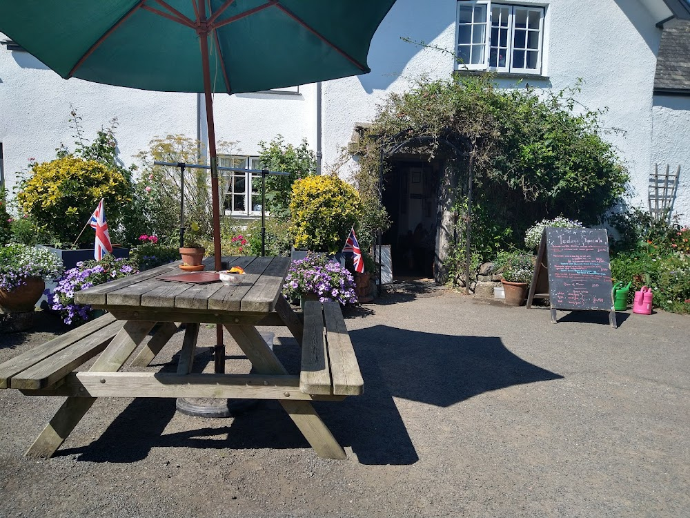 The Guernsey Literary and Potato Peel Pie Society : exteriors: Coastal Scenes