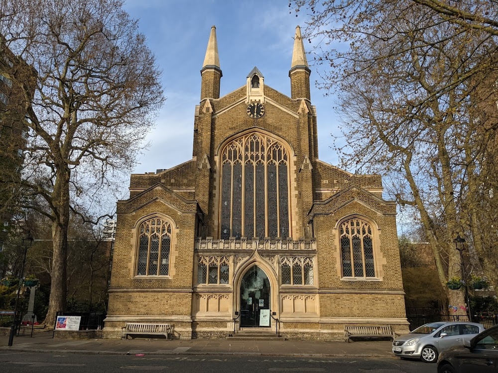 The Hangman Waits : the suspect enters the church to play the organ