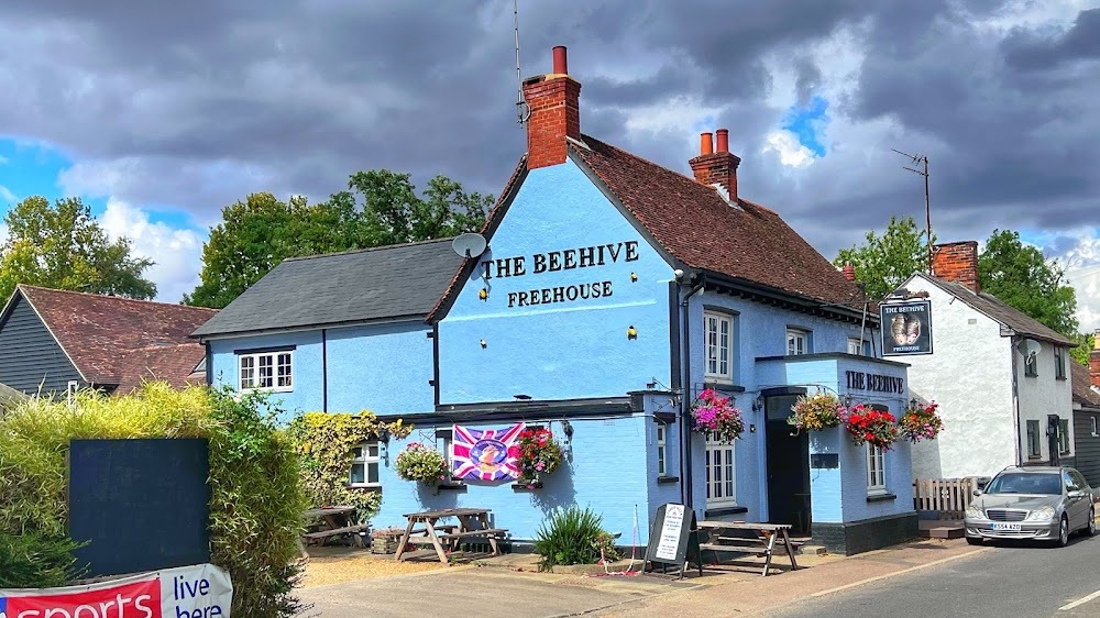 The Hitchhiker's Guide to the Galaxy : pub where Arthur frequently visits