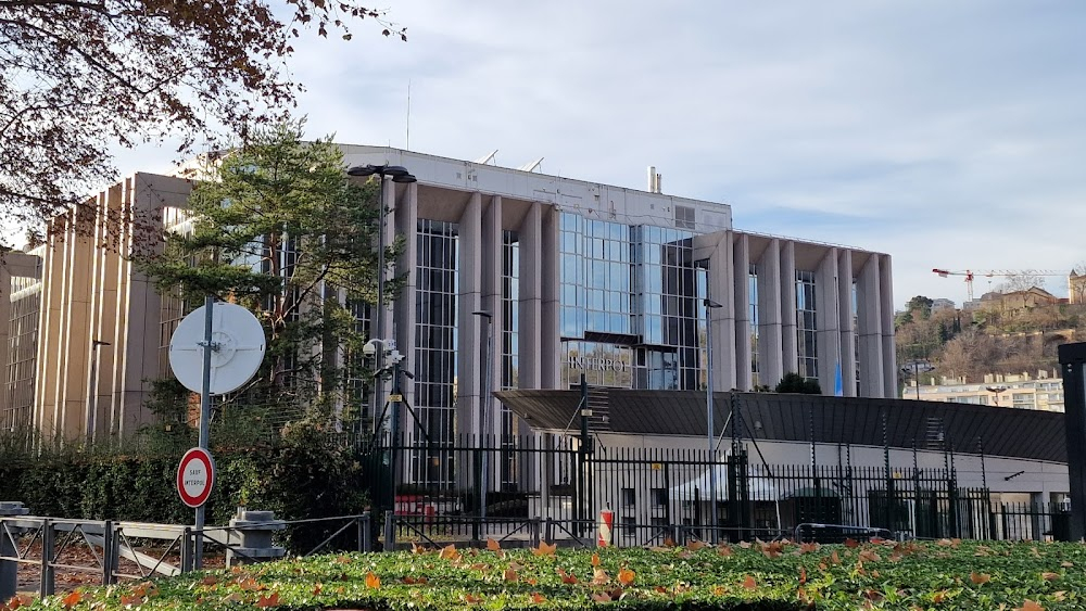 The International : Salinger arrives at the Interpol Headquarters in Lyon