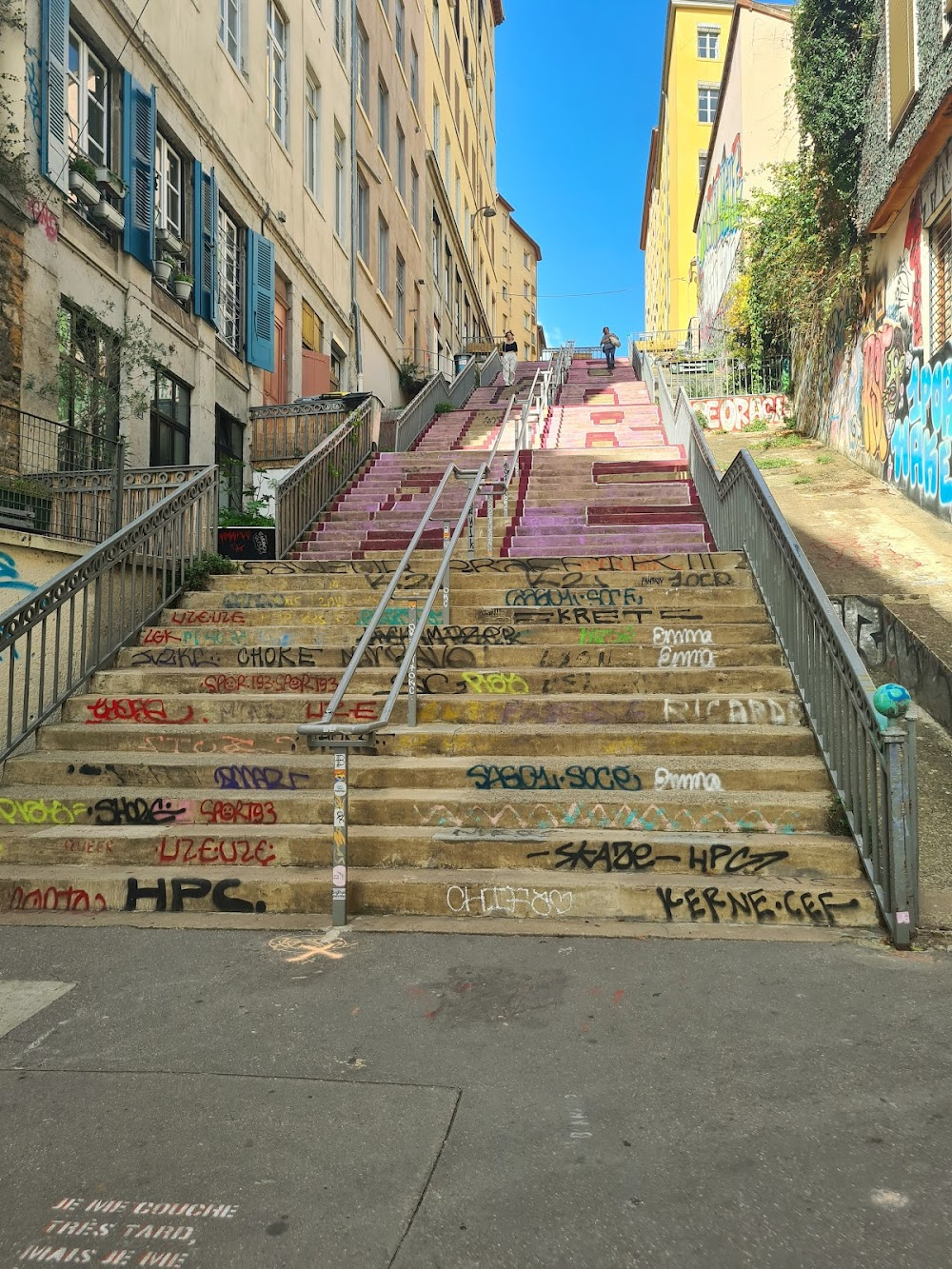 Alice et le maire : opening scene: Alice climbs down city stairs