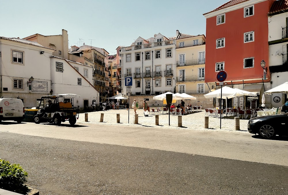 The Invisible Circus : first hotel where they stay in Portugal