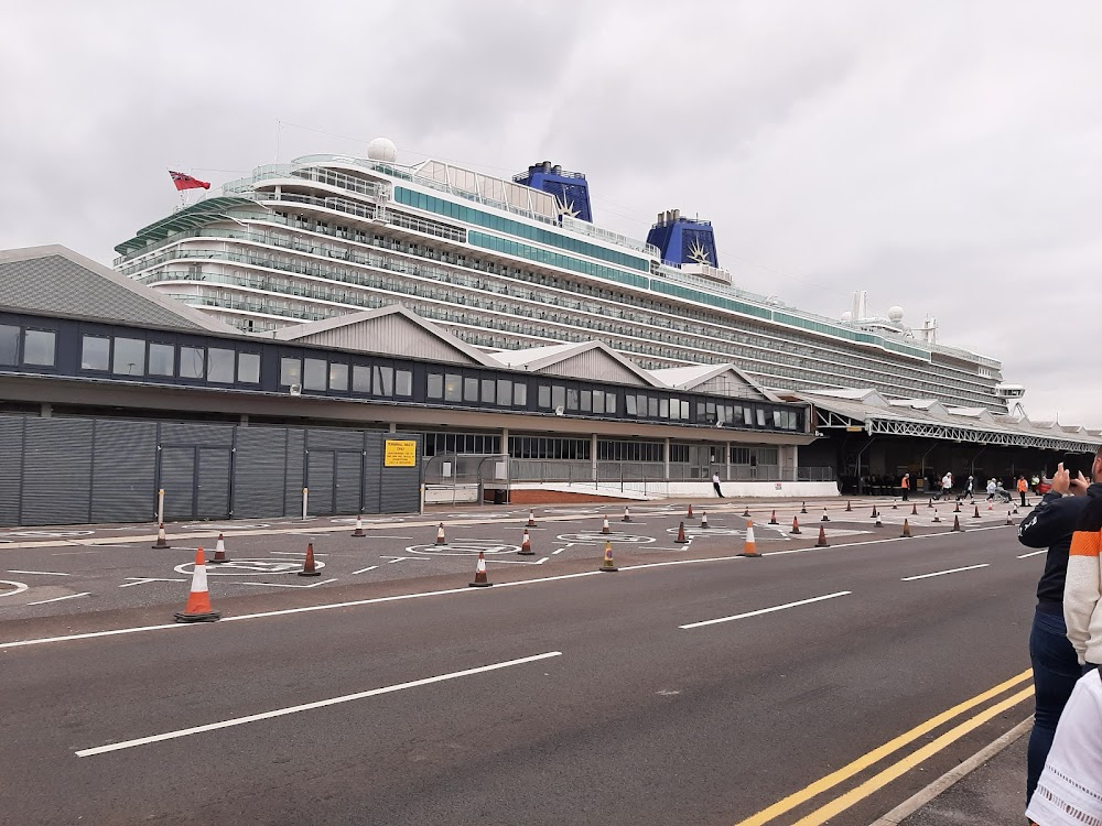 The Iron Maiden : Humphrey Gore-Brown meets the Fishers when they arrive at Southampton