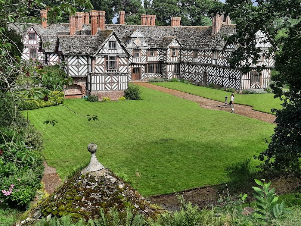 The Last Vampyre : Exterior, interior and stables of the Ferguson residence