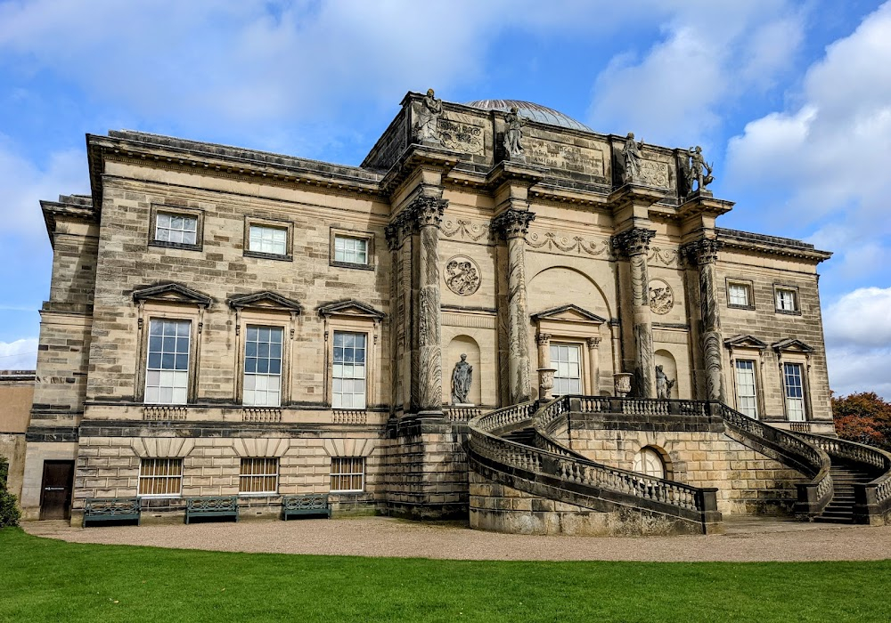 The Duchess : Entrance hall in the Devonshires' rented house in Bath