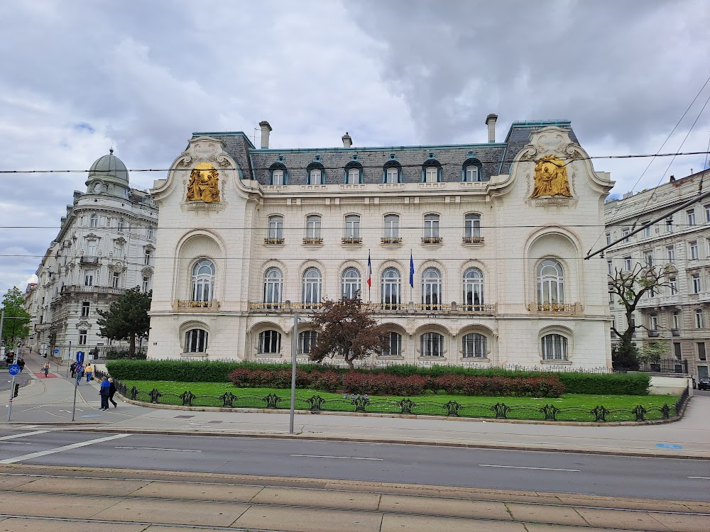 The Living Daylights : Bond's Hotel - Hotel Im Palais Schwarzenberg