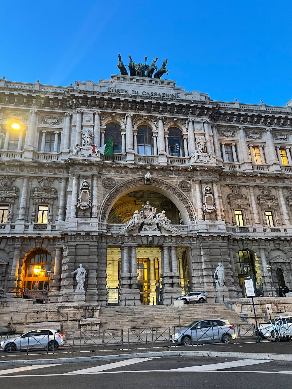 A mezzanotte va la ronda del piacere : courthouse exteriors and courtyard