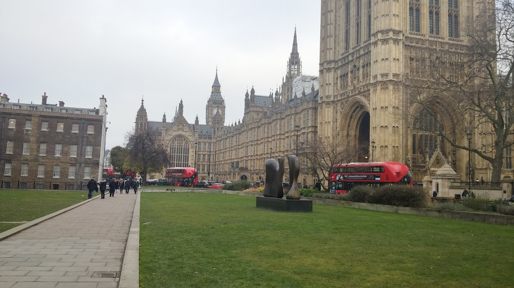 The Lodger: A Story of the London Fog : showgirl and a man go for a walk past the Houses of Parliament