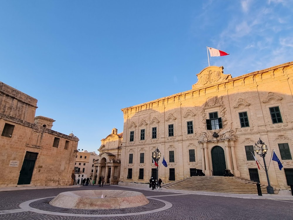 The Maltese Double Cross : Phocus on #7, the Mary's House - Malta Lace, a clothes and souvenir shop - still active in 2013.