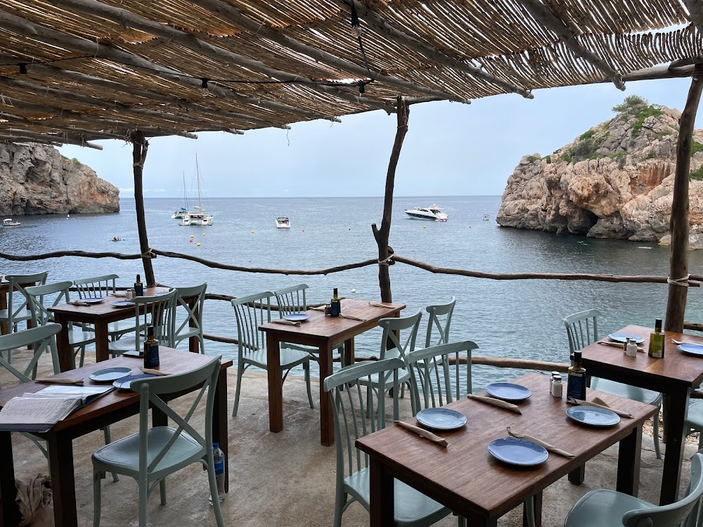 The Night Manager : Seaside restaurant near Roper's villa