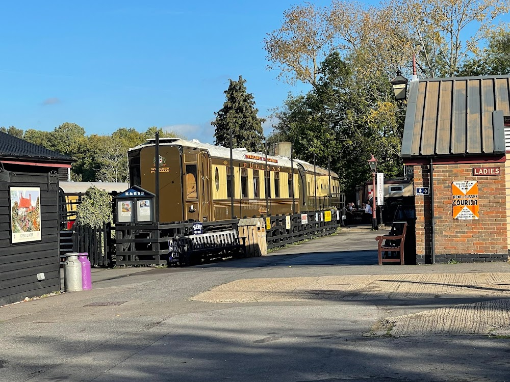 The Orchard End Murder : Station platform scenes