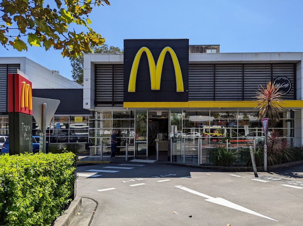 The Pirate Movie : Mabel orders Maccas for her friends