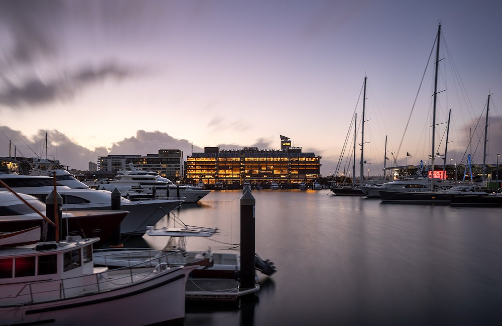 The Rainbow Warrior : hotel scenes