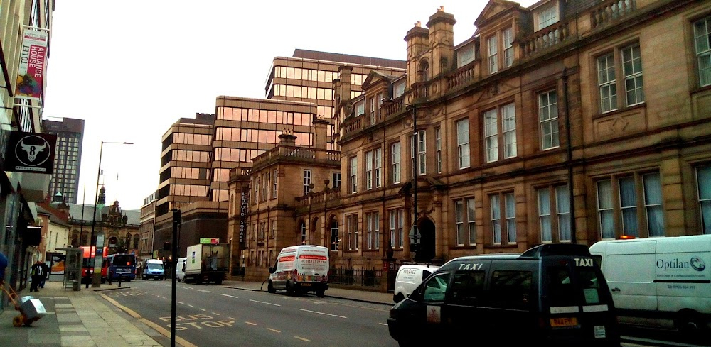 The Real Thing : looking at Sheffield Town Hall from Barker's Pool